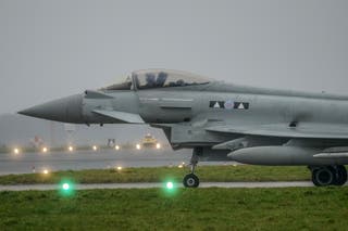 Aviones de combate británicos Eurofigher Typhoon vuelan desde RAF Coningsby